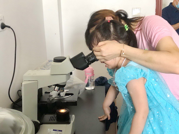 小朋友正在用显微镜观察污水中的细菌等微生物.jpg
