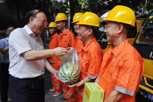 奇帆市长检查高峰供水工作并慰问一线职工