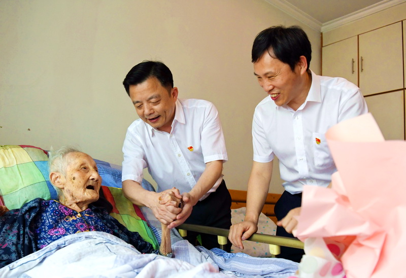 集团党委领导亲切慰问老党员老干部困难党员